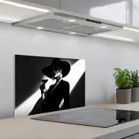 KitchenYeah Spatscherm 60x40 cm - Zelfklevende achterwand Vrouw - Wijn - Chic - Keuken muurbeschermer - Spatwand fornuis