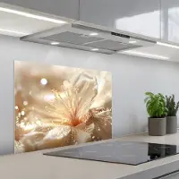KitchenYeah Spatscherm 70x55 cm - Zelfklevende achterwand Bloem - Wit - Glitter - Goud - Modern - Keuken muurbeschermer - Spatwand fornuis