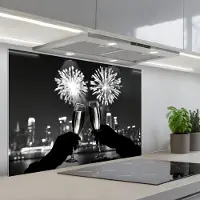 KitchenYeah Spatscherm 80x55 cm - Zelfklevende achterwand Vuurwerk - Proosten - Skyline - Champagne - Keuken muurbeschermer - Spatwand fornuis
