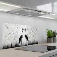 KitchenYeah Spatscherm 80x40 cm - Zelfklevende achterwand Kraanvogels - Gras - Hartvorm - Zwart - Keuken muurbeschermer - Spatwand fornuis