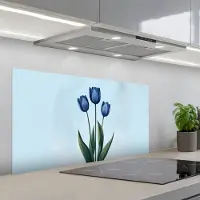 KitchenYeah Spatscherm 100x50 cm - Zelfklevende achterwand Tulpen - Blauw - Bladeren - Keuken muurbeschermer - Spatwand fornuis