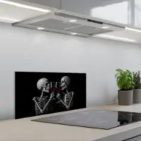 KitchenYeah Spatscherm 60x30 cm - Zelfklevende achterwand Skeletten - Wijn - Proost - Schedel - Zwart - Keuken muurbeschermer - Spatwand fornuis