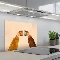 KitchenYeah Spatscherm 70x50 cm - Zelfklevende achterwand Illustratie - Mokken - Proosten - Bruin - Keuken muurbeschermer - Spatwand fornuis