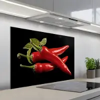 KitchenYeah Spatscherm 100x65 cm - Zelfklevende achterwand Rode Peper - Rood - Kruiden - Specerijen - Zwart - Keuken muurbeschermer - Spatwand fornuis
