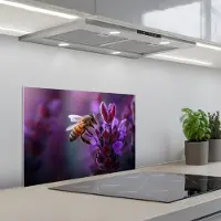 KitchenYeah Spatscherm 60x40 cm - Zelfklevende achterwand Honingbij - Paarse bloemen - Details - Keuken muurbeschermer - Spatwand fornuis