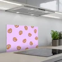 KitchenYeah Spatscherm 60x40 cm - Zelfklevende achterwand Pretzels - Eten - Paars - Keuken muurbeschermer - Spatwand fornuis
