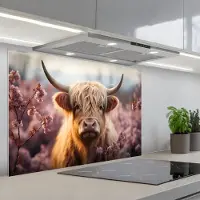 KitchenYeah Spatscherm 80x55 cm - Zelfklevende achterwand Schotse hooglander - Dieren portret - Bloemen - Dier - Keuken muurbeschermer - Spatwand fornuis