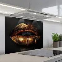 KitchenYeah Spatscherm 90x70 cm - Zelfklevende achterwand Lippen - Goud - Abstract - Zwart - Aesthetic - Keuken muurbeschermer - Spatwand fornuis