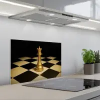 KitchenYeah Spatscherm 60x40 cm - Zelfklevende achterwand Koningin - Schaakstuk - Geblokt - Goud - Keuken muurbeschermer - Spatwand fornuis