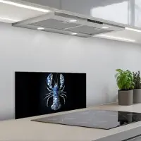 KitchenYeah Spatscherm 60x30 cm - Zelfklevende achterwand Kreeft - Delftsblauw - Schild - Stoer - Keuken muurbeschermer - Spatwand fornuis