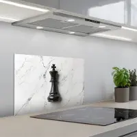 KitchenYeah Spatscherm 60x40 cm - Zelfklevende achterwand Schaakstuk - Koning - Zwart - Marmer print - Keuken muurbeschermer - Spatwand fornuis
