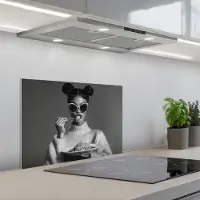 KitchenYeah Spatscherm 60x40 cm - Zelfklevende achterwand Vrouw - Pasta - Zonnebril - Keuken muurbeschermer - Spatwand fornuis