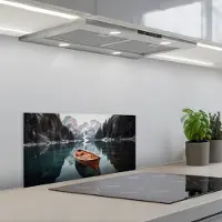 KitchenYeah Spatscherm 70x30 cm - Zelfklevende achterwand Boot - Bergen - Natuur - Water - Keuken muurbeschermer - Spatwand fornuis