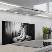 KitchenYeah Spatscherm 90x45 cm - Zelfklevende achterwand Wijn - Cowboylaarzen - Raamlicht - Wit - Keuken muurbeschermer - Spatwand fornuis