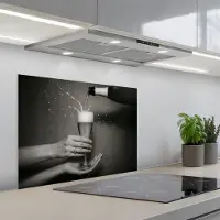 KitchenYeah Spatscherm 70x50 cm - Zelfklevende achterwand Champagnefles - Glas - Minimalistisch - Spetters - Keuken muurbeschermer - Spatwand fornuis