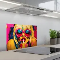 KitchenYeah Spatscherm 60x40 cm - Zelfklevende achterwand Zonnebril - Roze - Vrouw - Rietje - Keuken muurbeschermer - Spatwand fornuis