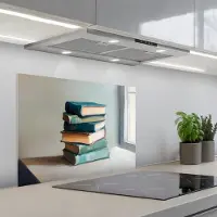 KitchenYeah Spatscherm 70x55 cm - Zelfklevende achterwand Stapel - Boeken - Groen - Daglicht - Keuken muurbeschermer - Spatwand fornuis