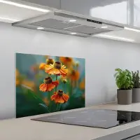 KitchenYeah Spatscherm 60x45 cm - Zelfklevende achterwand Oranje bloemen - Levendig - Wazige achtergrond - Keuken muurbeschermer - Spatwand fornuis