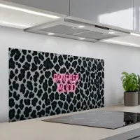 KitchenYeah Spatscherm 100x50 cm - Zelfklevende achterwand Panterprint - Zwart - Neonletters - Roze - Keuken muurbeschermer - Spatwand fornuis
