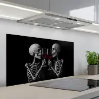 KitchenYeah Spatscherm 100x50 cm - Zelfklevende achterwand Skeletten - Wijn - Proost - Schedel - Zwart - Keuken muurbeschermer - Spatwand fornuis