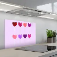 KitchenYeah Spatscherm 70x55 cm - Zelfklevende achterwand Lolly - Hart - Roze - Snoep - Keuken muurbeschermer - Spatwand fornuis
