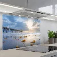 KitchenYeah Spatscherm 80x55 cm - Zelfklevende achterwand Strand - Pier - Zeewier - Zee - Zomer - Keuken muurbeschermer - Spatwand fornuis