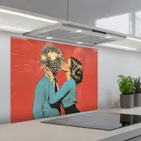 KitchenYeah Spatscherm 90x70 cm - Zelfklevende achterwand Vrouw - Retro - Discobal - Kus - Keuken muurbeschermer - Spatwand fornuis