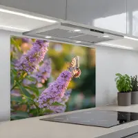 KitchenYeah Spatscherm 80x60 cm - Zelfklevende achterwand Sierlijke - Vlinder - Paarse - Bloemen - Keuken muurbeschermer - Spatwand fornuis