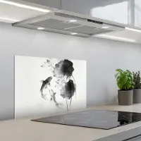 KitchenYeah Spatscherm 60x40 cm - Zelfklevende achterwand Lotusbloemen - Vissen - Bladeren - Zwart - Keuken muurbeschermer - Spatwand fornuis
