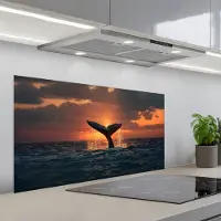 KitchenYeah Spatscherm 100x50 cm - Zelfklevende achterwand Walvis staart - Water - Zonsondergang - Keuken muurbeschermer - Spatwand fornuis