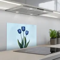KitchenYeah Spatscherm 60x45 cm - Zelfklevende achterwand Tulpen - Blauw - Bladeren - Keuken muurbeschermer - Spatwand fornuis