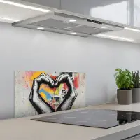 KitchenYeah Spatscherm 60x30 cm - Zelfklevende achterwand Handen - Hart - Street art - Graffiti - Keuken muurbeschermer - Spatwand fornuis
