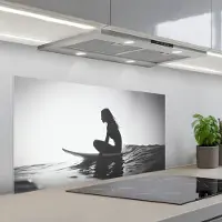KitchenYeah Spatscherm 100x50 cm - Zelfklevende achterwand Silhouet - Vrouw - Surfplank - Water - Keuken muurbeschermer - Spatwand fornuis
