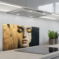 KitchenYeah Spatscherm 90x45 cm - Zelfklevende achterwand Abstract - Goud - Gezicht - Lippen - Keuken muurbeschermer - Spatwand fornuis