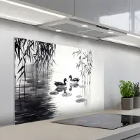 KitchenYeah Spatscherm 100x65 cm - Zelfklevende achterwand Eenden - Waterlelies - Riet - Zwart - Keuken muurbeschermer - Spatwand fornuis