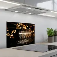 KitchenYeah Spatscherm 60x45 cm - Zelfklevende achterwand Lichtjes - Champagne - Dienblad - Glazen - Keuken muurbeschermer - Spatwand fornuis