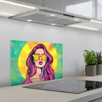 KitchenYeah Spatscherm 60x40 cm - Zelfklevende achterwand Zonnebril - Vrouw - Zonnig - Geel - Keuken muurbeschermer - Spatwand fornuis