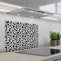 KitchenYeah Spatscherm 70x55 cm - Zelfklevende achterwand Koe - Vlekken - Patroon - Zwart - Keuken muurbeschermer - Spatwand fornuis