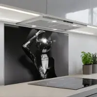 KitchenYeah Spatscherm 90x60 cm - Zelfklevende achterwand Discobal - Gezicht - Glamour - Zwart - Keuken muurbeschermer - Spatwand fornuis