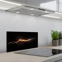 KitchenYeah Spatscherm 70x30 cm - Zelfklevende achterwand Gaming - Oranje - Bliksemflits - Licht - Keuken muurbeschermer - Spatwand fornuis