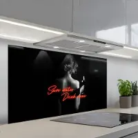 KitchenYeah Spatscherm 120x60 cm - Zelfklevende achterwand Wijn - Vrouw - Neon - Quote - Keuken muurbeschermer - Spatwand fornuis