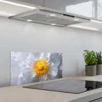 KitchenYeah Spatscherm 60x30 cm - Zelfklevende achterwand Wit - Bloem - Elegant - Keuken muurbeschermer - Spatwand fornuis