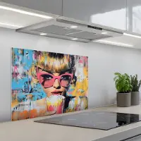 KitchenYeah Spatscherm 70x55 cm - Zelfklevende achterwand Zonnebril - Vrouw - Kleurrijk - Verfspetters - Keuken muurbeschermer - Spatwand fornuis
