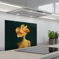 KitchenYeah Spatscherm 70x50 cm - Zelfklevende achterwand Vrouw - Hoed - Geel - Keuken muurbeschermer - Spatwand fornuis