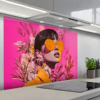 KitchenYeah Spatscherm 120x80 cm - Zelfklevende achterwand Zonnebril - Oranje - Vrouw - Planten - Keuken muurbeschermer - Spatwand fornuis