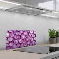 KitchenYeah Spatscherm 70x30 cm - Zelfklevende achterwand Paars - Uien - Close up - Keuken muurbeschermer - Spatwand fornuis