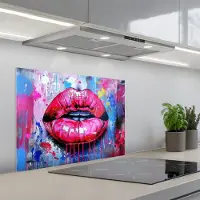 KitchenYeah Spatscherm 70x50 cm - Zelfklevende achterwand Graffiti - Lippen - Felroze - Geschilderd - Keuken muurbeschermer - Spatwand fornuis