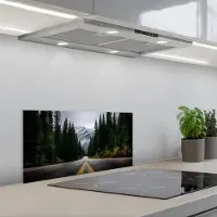 KitchenYeah Spatscherm 70x30 cm - Zelfklevende achterwand Sparrenbos - Weg - Bergen - Sneeuw - Keuken muurbeschermer - Spatwand fornuis