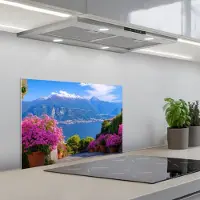 KitchenYeah Spatscherm 60x40 cm - Zelfklevende achterwand Lake Como - Italië - Landschap - Keuken muurbeschermer - Spatwand fornuis