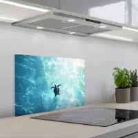 KitchenYeah Spatscherm 60x40 cm - Zelfklevende achterwand Schildpad - Zee - Blauw - Schittering - Keuken muurbeschermer - Spatwand fornuis